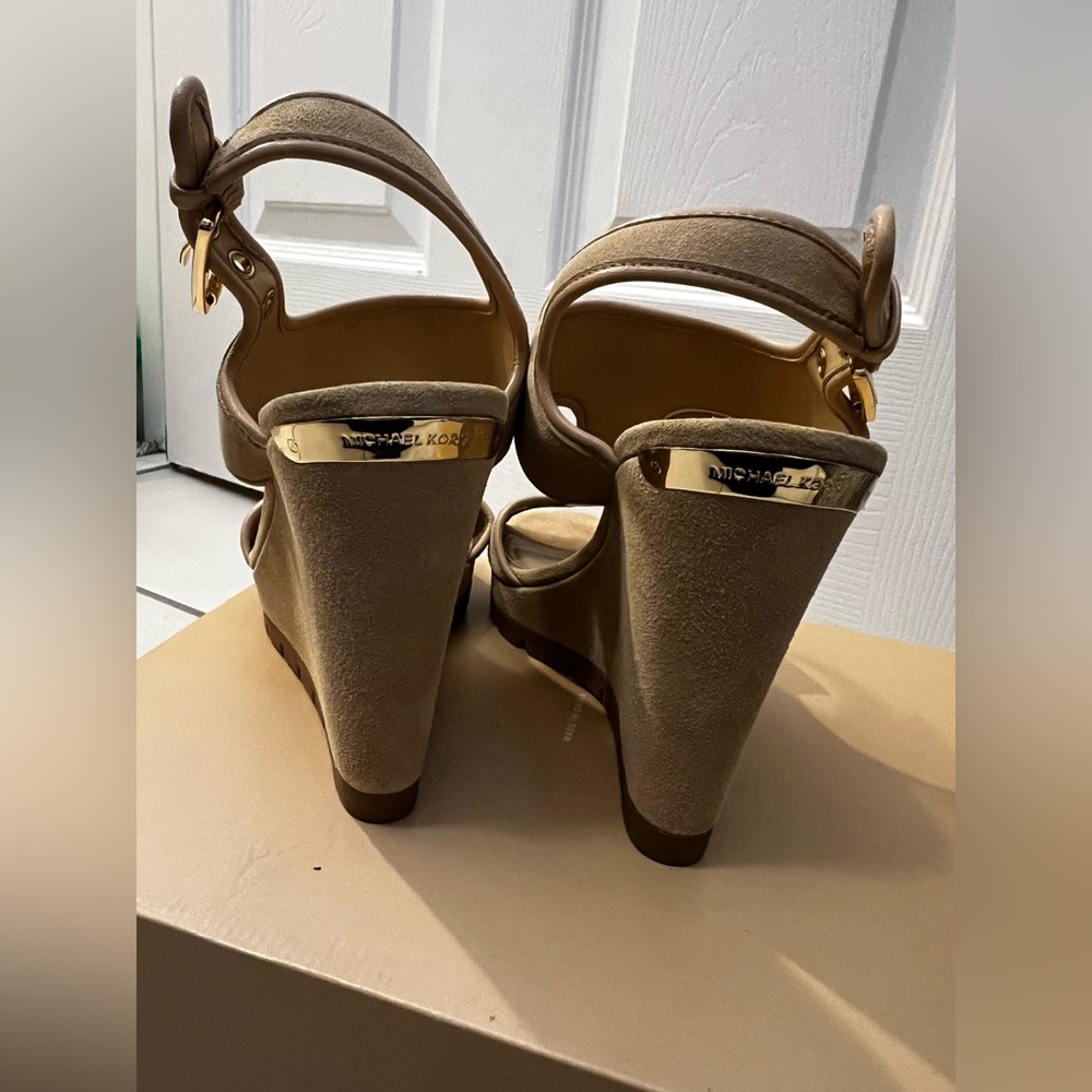 MICHAEL KORS GILLIAN WEDGE SUEDE SIZE 7.5